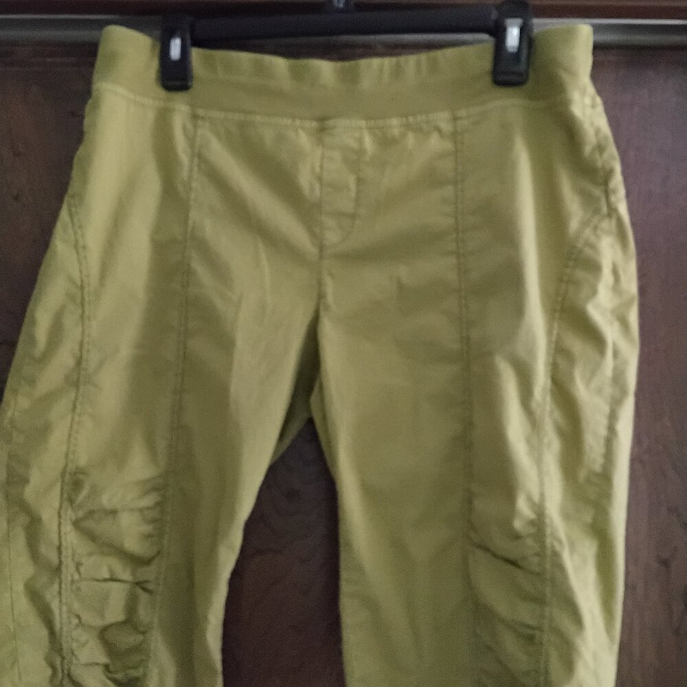 XCVI Wearables tatum size large light olive capri/bermuda